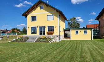 NEUES NIEDRIGENERGIEHAUS MIT GROSSEM GRUNDSTÜCK